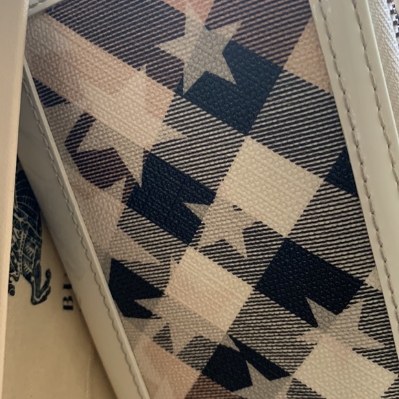 Designer Burberry Wallet, pre-owned used a few times, in very good condition. - Picture 14 of 16